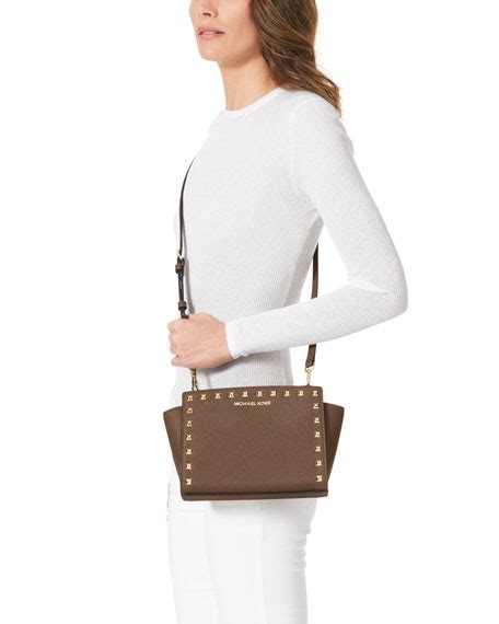 michael kors messenger selma outfit